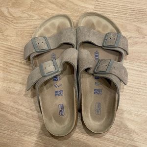 Very Lightly Worn Birkenstock Arizona Soft Footbed in Stone Coin